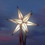 A estrela sobre a Torre da Virgem Maria da Basílica da Sagrada Família - divulkgação