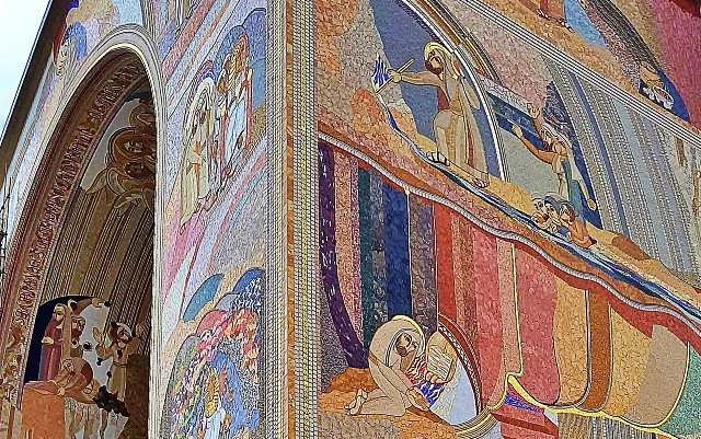Detalhes dos novos mosaicos da Fachada Norte do Santuário de Aparecida - Foto: Viagens de Fé