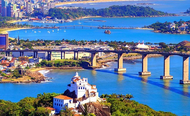 O Convento da Penha em destaque na paisagem de Vitória e Vila Velha, no Espírito Santo