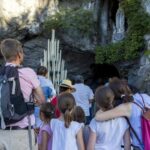 Peregrinos junto à Gruta das Aparições, no Santuário de Lourdes - Foto Pierre Vincent - OTLourdes