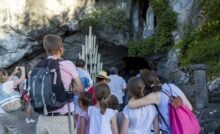 Peregrinos junto à Gruta das Aparições, no Santuário de Lourdes - Foto Pierre Vincent - OTLourdes