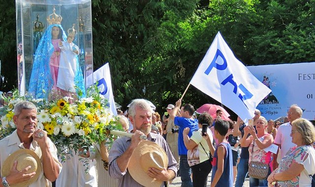 Imagem de Nossa Senhora da Penha durante procissão na Festa da Penha