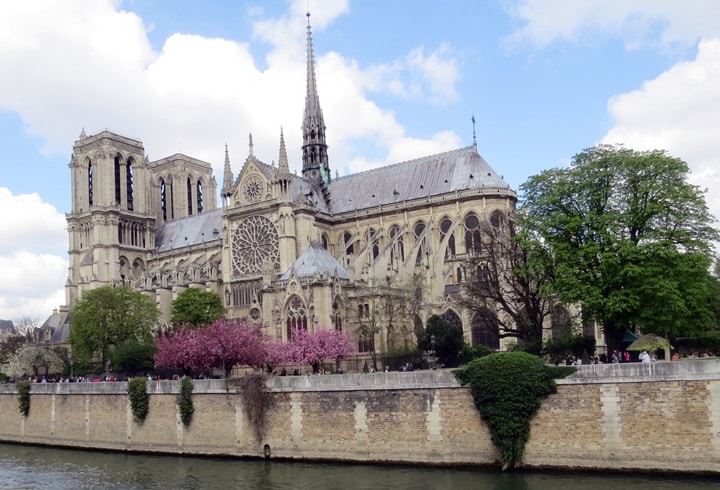 Vista lateral da Catedral de Notre-Dame de Paris, na França - foto Amadeu Castanho/Viagens de Fé