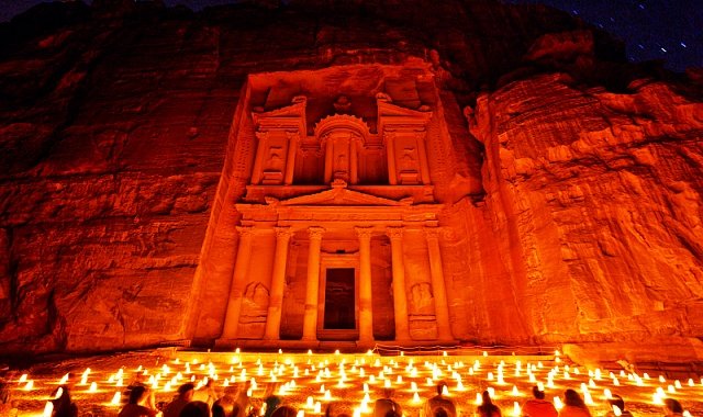 Detalhe da antiga cidade de Petra, na Jordânia, à noite