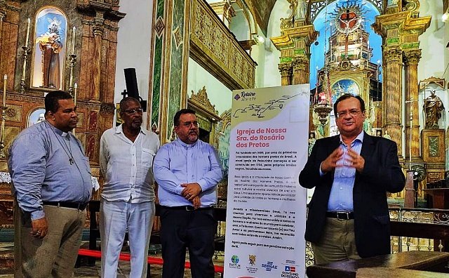 Entrega do totem informativo do roteiro de turismo religioso na igreja do Rosário dos Homens Pretos, em Salvador