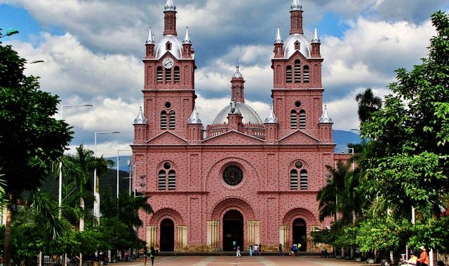 Basílica do Señor de los Milagros, atração de turismo religioso de Guadalajara de Buga,, na Colômbia