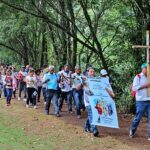 Peregrinos caminham durante a romaria Rota da Fé, no Paraná - foto Divulgação