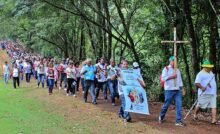 Peregrinos caminham durante a romaria Rota da Fé, no Paraná - foto Divulgação