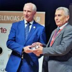 Ruben Orlando Moyano, coordenador técnico da romaria Rota da Fé, recebe prêmio internacional durante a feira Fitur 2023 em Madri, na Espanha.