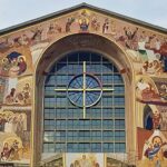 Mosaicos da fachada Sul do Santuário Nacional de Nossa Senhora Aparecida, em Aparecida, SP, criados pelo padre Ivan Rupnik - foto Fátima Midões - Famitur