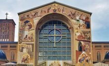 Mosaicos da fachada Sul do Santuário Nacional de Nossa Senhora Aparecida, em Aparecida, SP, criados pelo padre Ivan Rupnik - foto Fátima Midões - Famitur