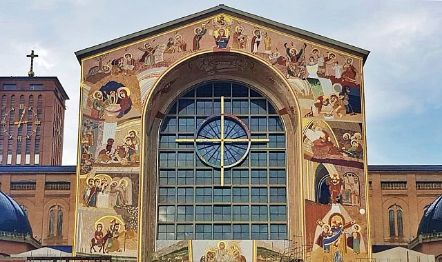 Mosaicos da fachada Sul do Santuário Nacional de Nossa Senhora Aparecida, em Aparecida, SP, criados pelo padre Ivan Rupnik - foto Fátima Midões - Famitur