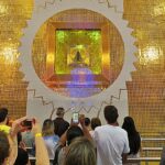 Devotos em frente ao nicho com a imagem original de Nossa Senhora Aparecida no Santuário de Aparecida, SP - foto Viagens de Fé
