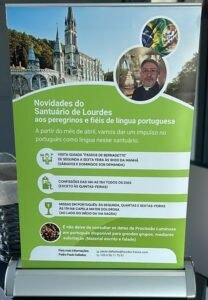 Display divulga as novidades do Santuário de Lourdes para quem fala Português