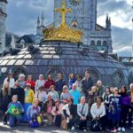 Grupo de peregrinos brasileiros junto às Basílicas do Santuário de Lourdes -reprodução Facebook