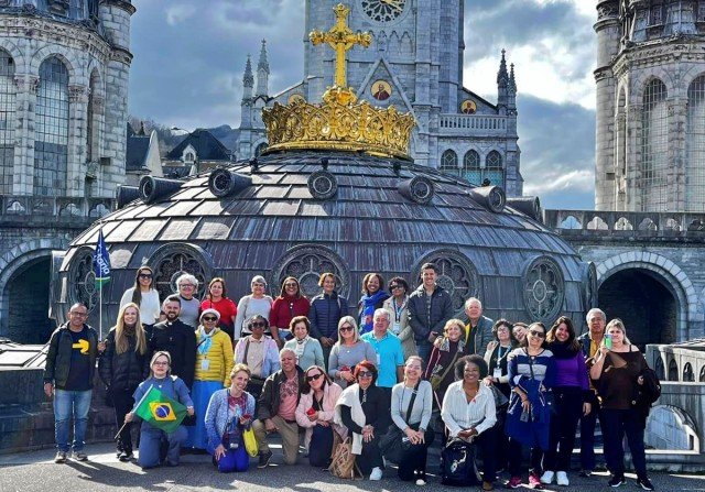 Grupo de peregrinos brasileiros junto às Basílicas do Santuário de Lourdes -reprodução Facebook