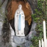 Imagem de Nossa Senhora de Lourdes na Gruta das Aparições do Santuário de Lourdes