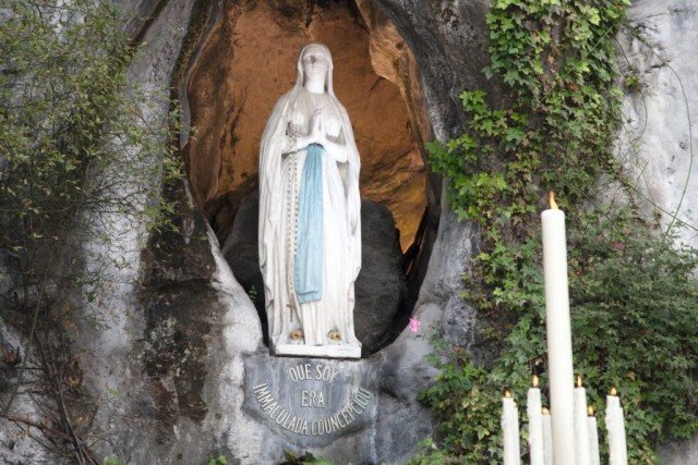 Imagem de Nossa Senhora de Lourdes na Gruta das Aparições do Santuário de Lourdes