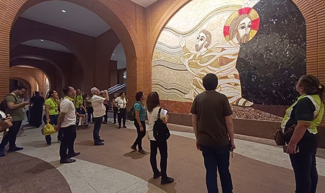 Guias de turismo da AGCTUR e o professor Felipe Koller durante aula sobre os novos mosaicos da fachada Sul do Santuário Nacional de Aparecida - foto Fátima MIdões