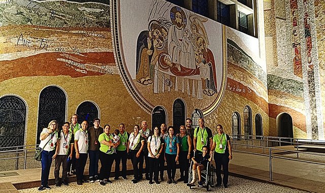Guias de turismo da AGCTUR e o professor Felipe Koller durante aula sobre os novos mosaicos da fachada Sul do Santuário Nacional de Aparecida - foto Fátima MIdões