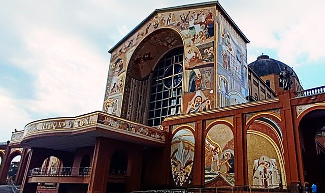 Vista lateral direita da Fachada Sul do Santuário Nacional de Aparecida, SP - foto Fátima Midões
