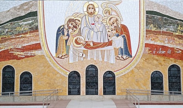 Dormição da Virgem Maria, obra do padre Marko Ivan Rupnik, em mosaico na Fachada Sul do Santuário Nacional de Aparecida, SP - foto Fátima Midões