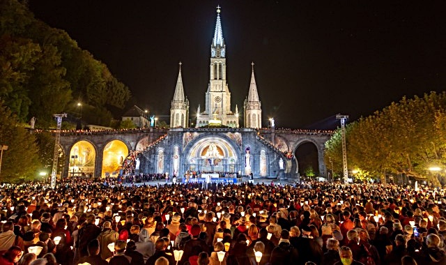 Missa à luz de velas no Santuário de Lourdes, na França - divulgação