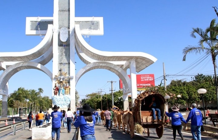 Carrro de bois passa pelo portal de entrada de Trindade, Goiás, durante a Romaria do Divino Pai Eterno de 2025 - foto divulgação