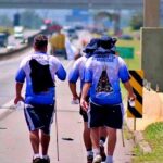 romeiros caminham no acostamento da Via Dutra rumo a Aparecida