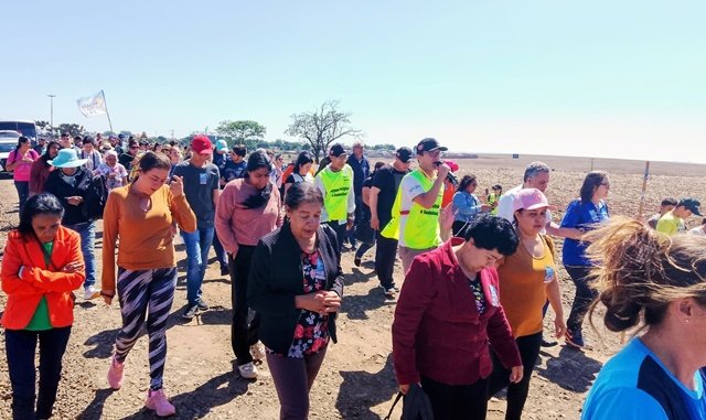 Participantes da 70a. edição da Rota da Fé caminham em trecho do percurso entre Campo Mourão e Fênix, no Paraná
