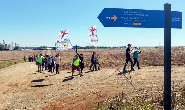 Participantes da 70a. edição da Rota da Fé caminham em trecho do Caminho Iniciático de Santiago de Compostela, perto de Fênix, no Paraná