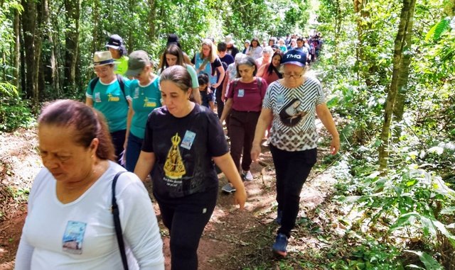 Participantes da 70a. edição da Rota da Fé em trilha em trecho de bosque
