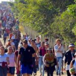 Milhares de romeiros caminham de Goiânia até Trindade durante a Festa do Divino Pai Eterno