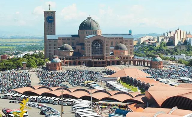 Veículos no estacionamento do Santuário Nacional de Aparecida - reprodução A12