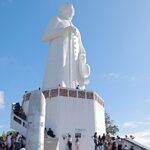 Romeiros na estátua de Padre Cícero, em Juazeiro do Norte, Ceará - divulgação Secr. Tur.