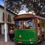 Detalhe da fachada do hotel pousada Recanto do Pai, em Trindade, Goiás, com bonde turístico na frente