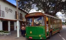 Detalhe da fachada do hotel pousada Recanto do Pai, em Trindade, Goiás, com bonde turístico na frente