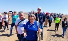 Participantes da 70a. edição da Rota da Fé em trecho do percurso entre Campo Mourão e Fênix, no Paraná