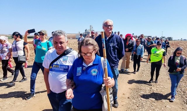 Participantes da 70a. edição da Rota da Fé em trecho do percurso entre Campo Mourão e Fênix, no Paraná