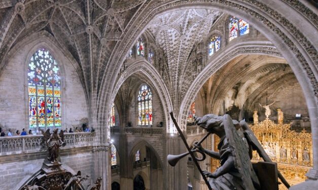 Catedral de Sevilha, na Espanha, oferece visita guiada aos seus vitrais