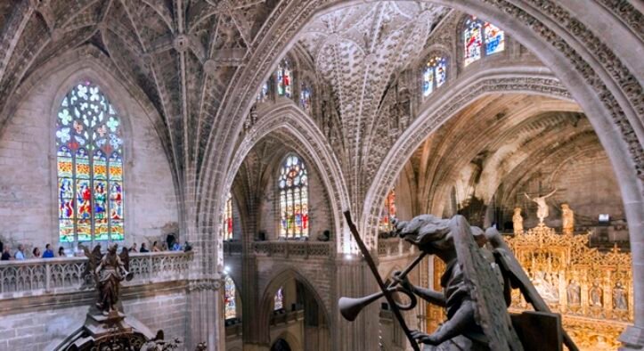 Catedral de Sevilha, na Espanha, oferece visita guiada aos seus vitrais