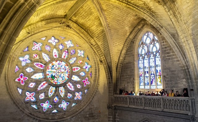 Visitantes conhecem de perto os vitrais da Catedral de Sevilha, na Andaluzia, Espanha