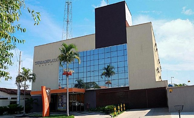 Detalhe da fachada do hotel Trindade Plaza, em Trindade, Goiás, importante destino de turismo religioso