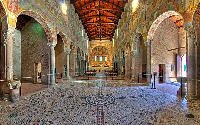 Interior da Abadia de Santa Maria de Pomposa - foto Massimo Baraldi