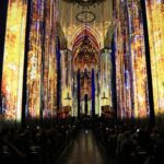 Interior da Catedral da Sé, em São Paulo, iluminado por projeções durante o show Luminescence