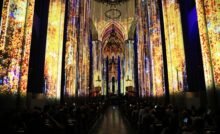 Interior da Catedral da Sé, em São Paulo, iluminado por projeções durante o show Luminescence