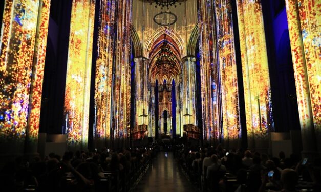 Catedral da Sé, em São Paulo, atrai visitantes com show de luz e som