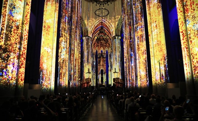 Interior da Catedral da Sé, em São Paulo, iluminado por projeções durante o show Luminescence