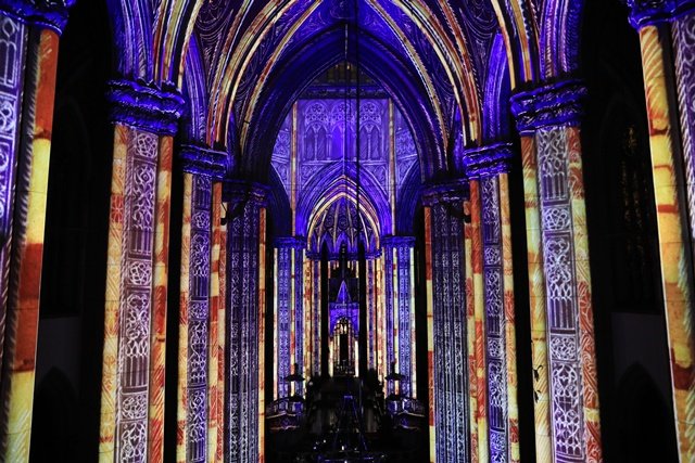 Interior da Catedral da Sé, em São Paulo, iluminado por projeções durante o show Luminescence