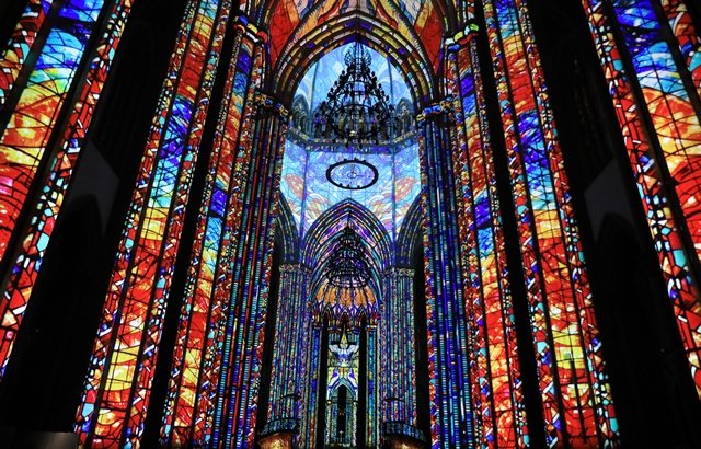 Interior da Catedral da Sé, em São Paulo, iluminado por projeções durante o show Luminescence